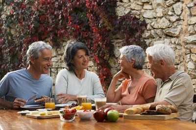 Những thực phẩm người cao huyết áp không nên bỏ qua