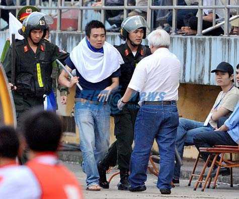 Báo chí thế giới thêm sửng sốt về V-League, bầu Kiên