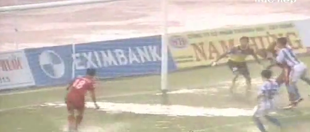 Vũng nước khiến sao V.League 