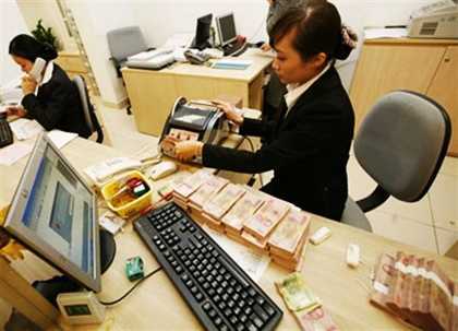 Nhiều ngân hàng tiếp tục hạ lãi suất cho vay