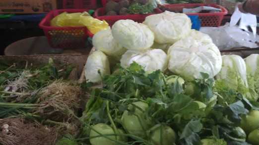 Hà Nội: Giá rau xanh, thịt, cá bắt đầu giảm mạnh