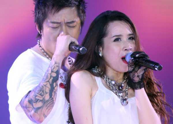 Lưu Hương Giang lột áo Tuấn Hưng trong đêm nhạc 18+