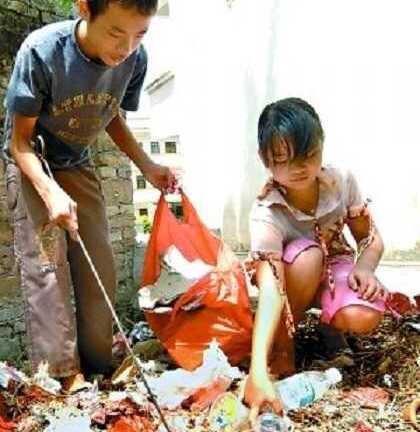 Xúc động bé gái nhặt phế liệu 4 năm để nuôi mẹ