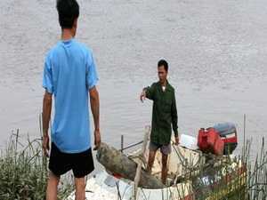 Dừng tàu vì phát hiện bom dưới cầu đường sắt