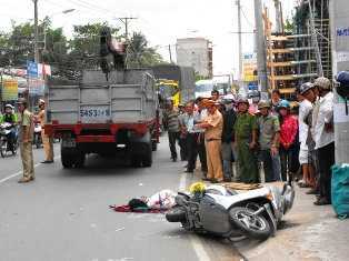 Thiệt mạng vì vừa đi đường vừa nghe điện thoại