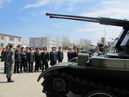 Phóng viên VN vào thăm Sư đoàn thiết giáp Trung Quốc