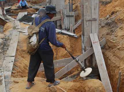 Rà phế liệu, đào được gần 10kg vàng