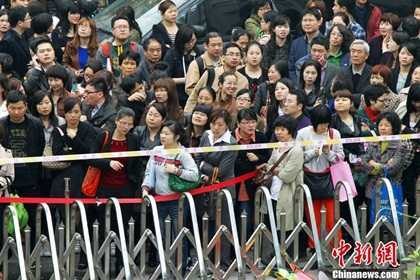 Trung Quốc: Chen chúc, mệt mỏi ghi danh cho con đi học