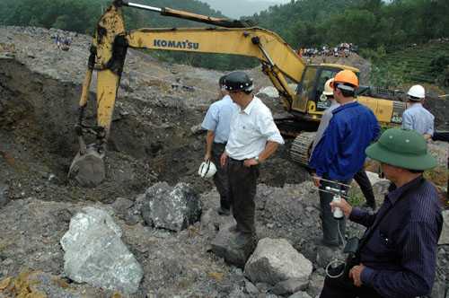 Ảnh: Xác định vị trí 5 nạn nhân bị vùi lấp ở mỏ than