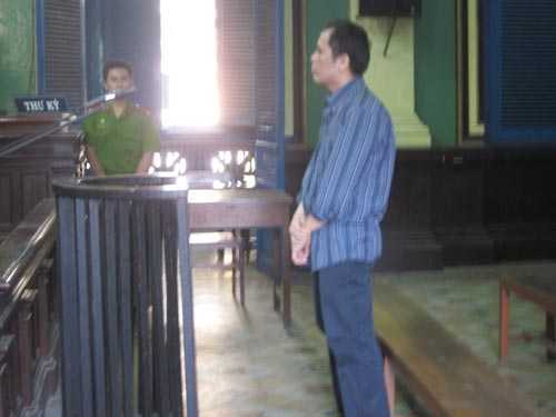 Cầm 2 tỉ của sếp, rủ bạn gái sang Campuchia đánh bạc