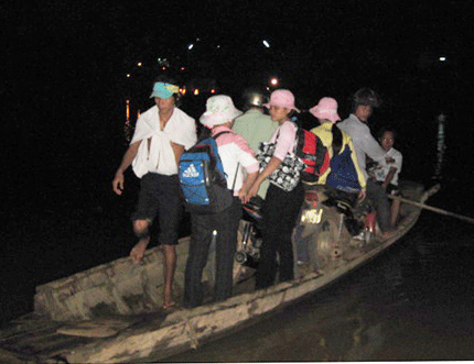 Tròng trành những con đò ngang giữa Sài Gòn hoa lệ