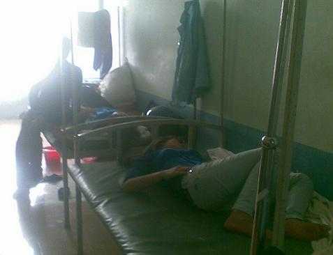 Hơn 20 nữ sinh đang ngồi học bỗng ngất xỉu