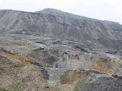 Núi phế thải đang có nguy cơ sạt lở tiếp