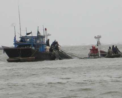 7 người thoát chết sau khi tàu bị đâm chìm trên biển