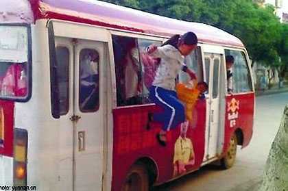Học sinh xuống xe buýt bằng cách nhảy qua cửa sổ