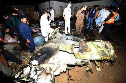 Rơi máy bay ở Pakistan, 127 người chết
