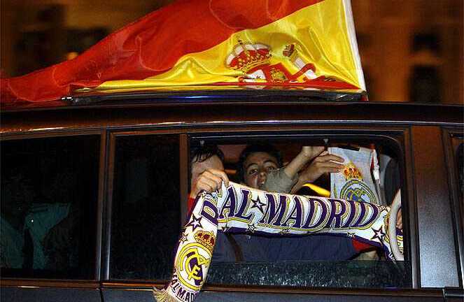 CĐV Real ăn mừng chức vô địch sớm tại Cibeles