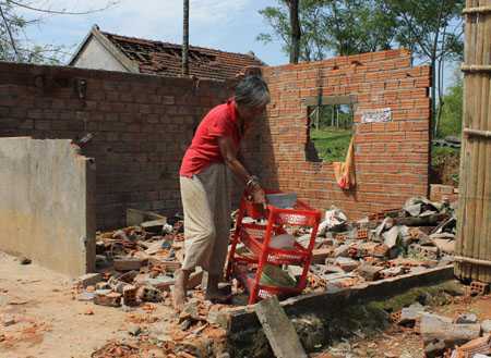 Sập chợ mới, 2 em nhỏ bị thương nặng