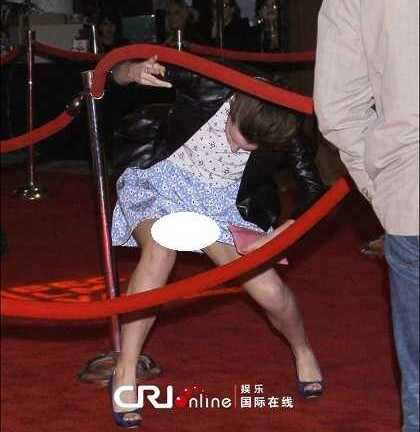 Emma Watson ngượng chín mặt trên thảm đỏ