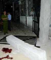 Sập trụ cổng, 3 cháu bé thương vong