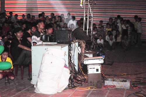 Choáng váng với sân khấu ca nhạc kiểu chuồng gà