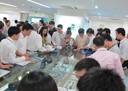 Nắng khủng khiếp, đổ xô đi mua đồ chống nóng