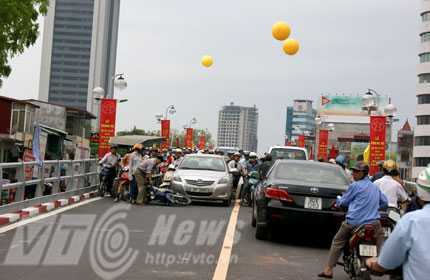 Ảnh: Cầu vượt nhẹ đầu tiên ở Hà Nội vừa thông đã tắc
