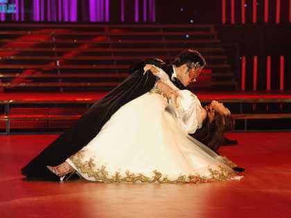 Trò ‘bán mặt ăn tiền' của sao Việt