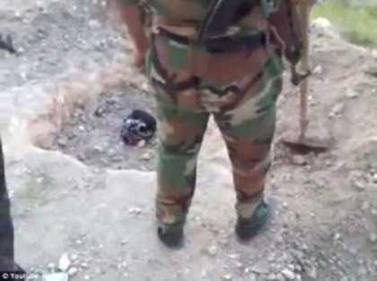 Sốc với clip quân nổi dậy Syria bị chôn sống