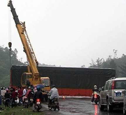 Container chở ô tô chắn ngang đường, QL1A tắc 3km