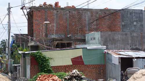 Sập nhà lầu đang xây, làm chết cụ già hàng xóm