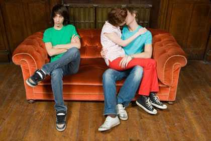 Sống thử có người thứ 3: Chiêu cùn để tiết kiệm