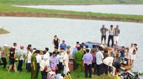 Taxi lăn xuống sông, 5 người đi ăn cưới chết thảm
