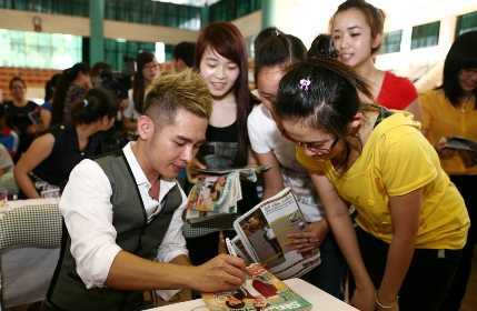 Nữ sinh Hải Phòng cuồng nhiệt cùng ca sĩ Hoàng Hải