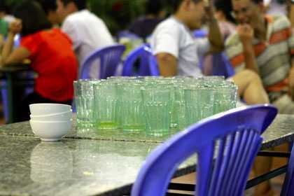 Mặc nắng nóng, dân nhậu vẫn dè dặt với bia hơi