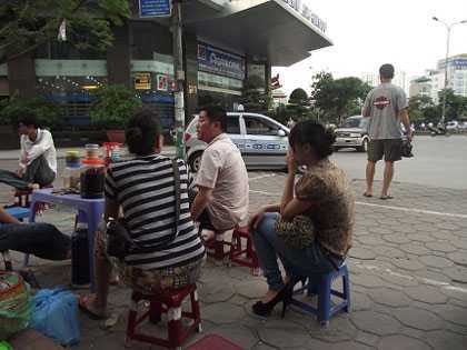 Giải khát vỉa hè: Vừa uống nước, vừa bịt mũi