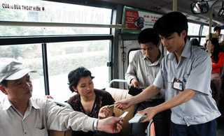 Cuối năm, dân Thủ đô dùng thẻ tự động đi xe buýt