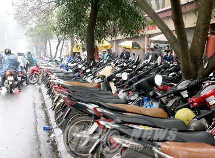 Hà Nội: Sau cấm lại đề xuất cho trông xe trên vỉa hè