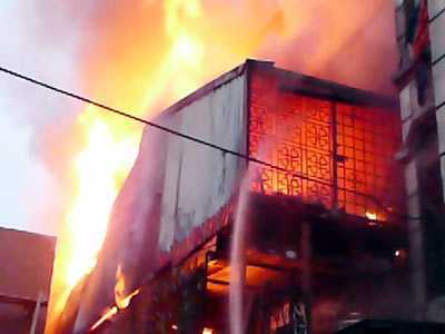 Nhặt tài sản trong đám cháy, một thủ kho bị thiêu chết