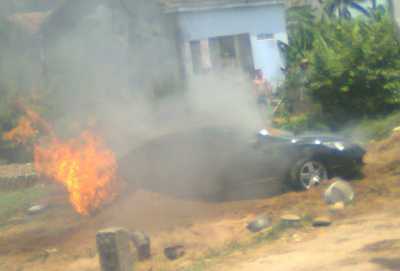 Xe Honda Civic bốc cháy dữ dội giữa đường