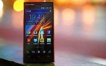 Khám phá chiếc điện thoại 'xịn' từ Nhật Bản