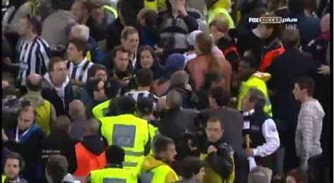 Fan Juve tràn xuống sân lột áo cầu thủ ăn mừng Scudetto