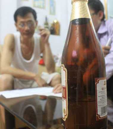 Khách tố bia chai Hà Nội vẩn đục, uống vào tiêu chảy