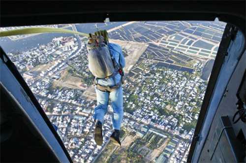 Xem phi công huấn luyện bay dù giữa trời Nha Trang