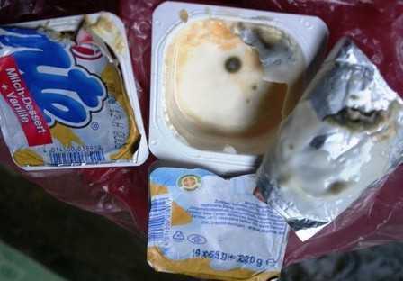 Váng sữa Monte mốc đen dù còn hạn sử dụng