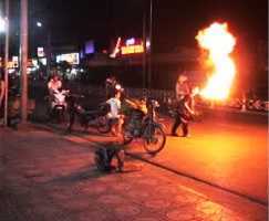 Độc chiêu bán dạo: Nghề mua vui gây ám ảnh