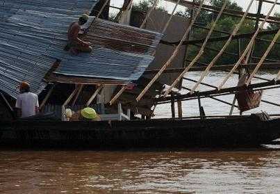 Bốn căn nhà sạt xuống sông, 5 người bị thương