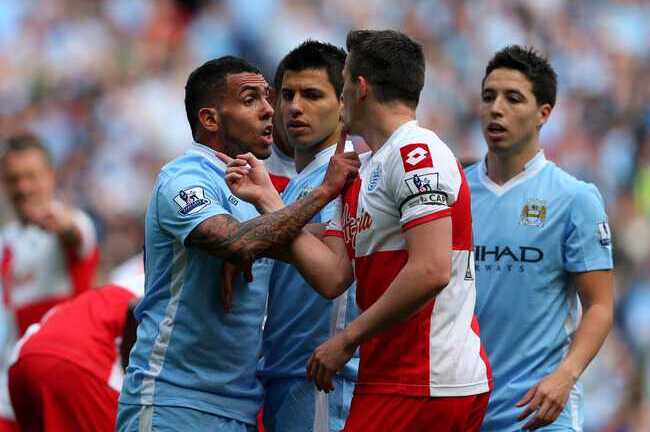 '1 chọi 3', siêu quậy Barton dâng cúp cho Man City