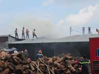 Cảnh sát leo lên mái tôn trăm độ C cứu lò sấy gỗ