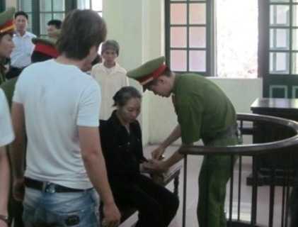 Bà chủ bắt ô sin ăn phân, xối nước nóng lĩnh 1,5 năm tù